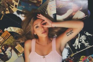Read more about the article Zoey Tess Captivates with Brilliant New Single “In These Dreams” – Exclusive Review